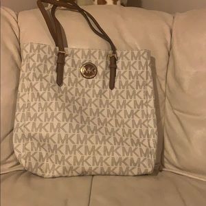 Woman's Michael kors shoulder bag